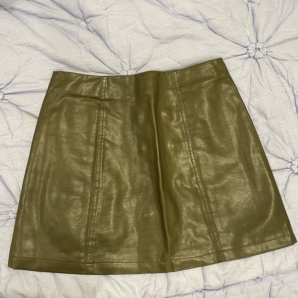 Olive faux leather mini skirt - Picture 3 of 3